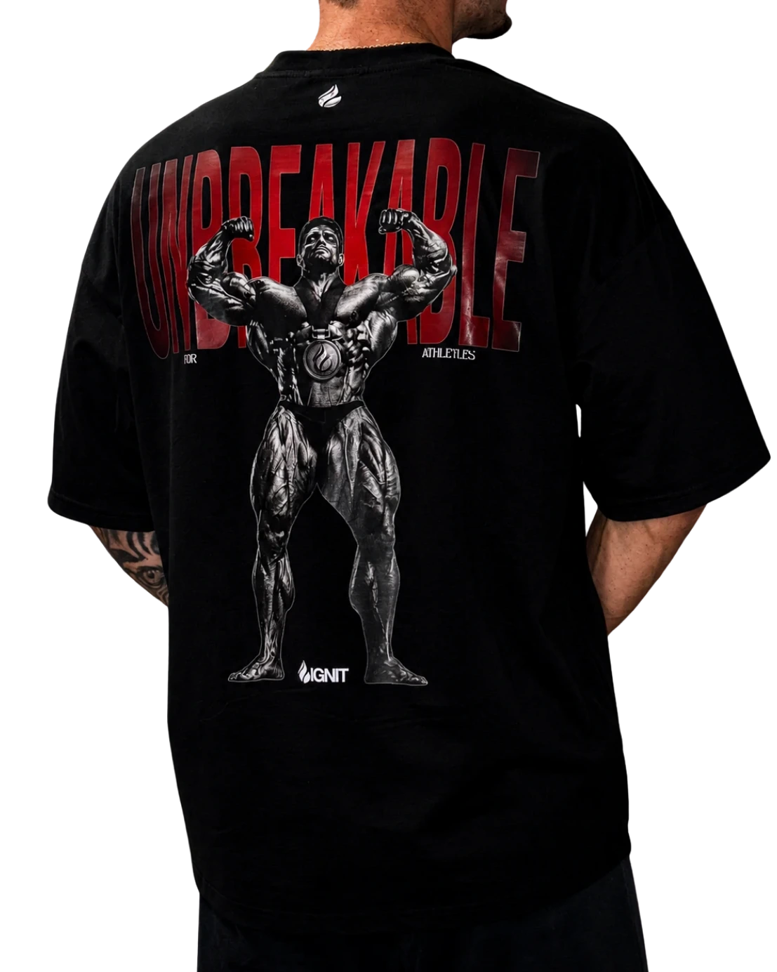 Modelo con la camiseta oversized Unbreakable